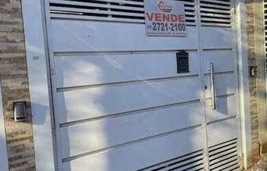 Imagem: A casa possui 3 Dormitórios, 2 Banheiros, 2 Vagas na garagem