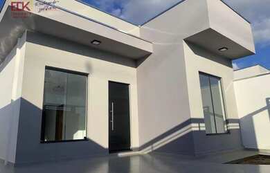 Imagem: A casa possui 3 Dormitórios, 2 Banheiros, 2 Vagas na garagem