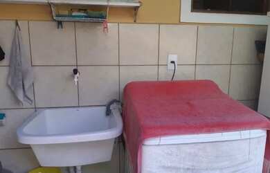 Imagem: A casa possui 3 Dormitórios, 3 Banheiros, 2 Vagas na garagem