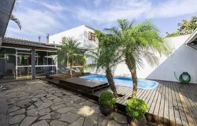 Imagem: A casa possui 2 Dormitórios, 3 Banheiros, 4 Vagas na garagem