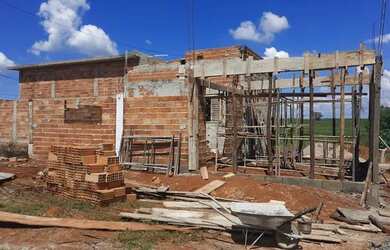 Imagem: A casa possui 2 Dormitórios, 1 Banheiro, 2 Vagas na garagem