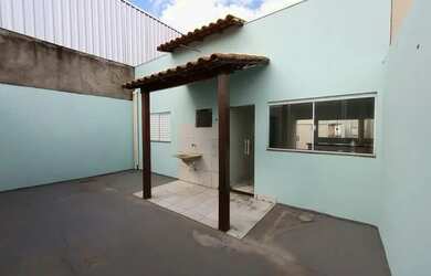 Imagem: A casa possui 2 Dormitórios, 1 Banheiro, 2 Vagas na garagem