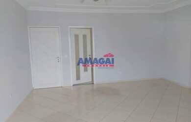 Imagem: A casa possui 3 Dormitórios, 3 Banheiros, 5 Vagas na garagem