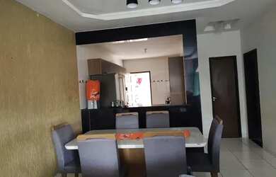 Imagem: A casa possui 3 Dormitórios, 3 Banheiros, 4 Vagas na garagem