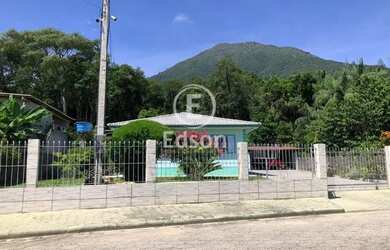 Imagem: A casa possui 3 Dormitórios, 1 Banheiro, 1 Vaga na garagem