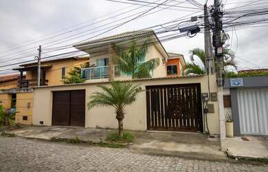Imagem: A casa possui 4 Dormitórios, 4 Banheiros, 4 Vagas na garagem