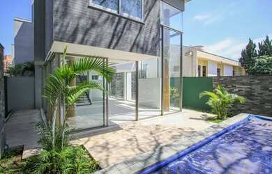 Imagem: A casa em condomínio possui 4 Dormitórios, 5 Banheiros, 5