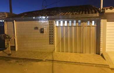 Imagem: A casa possui 3 Dormitórios, 1 Banheiro, 1 Vaga na garagem