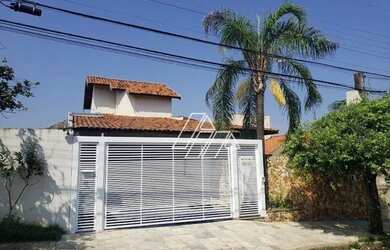 Imagem: A casa possui 4 Dormitórios, 5 Banheiros, 4 Vagas na garagem