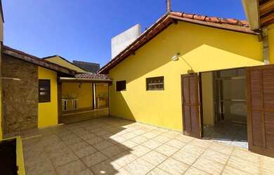 Imagem: A casa possui 3 Dormitórios, 3 Banheiros, 1 Vaga na garagem