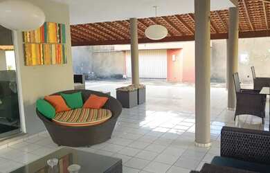 Imagem: A casa possui 3 Dormitórios, 5 Banheiros, 4 Vagas na garagem