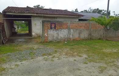 Imagem: A casa possui 3 Dormitórios, 1 Banheiro, 3 Vagas na garagem