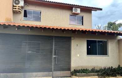 Imagem: A casa possui 3 Dormitórios, 2 Banheiros, 2 Vagas na garagem