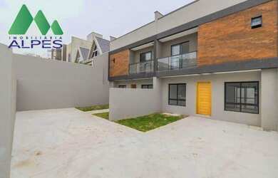 Imagem: A casa possui 3 Dormitórios, 3 Banheiros, 2 Vagas na garagem