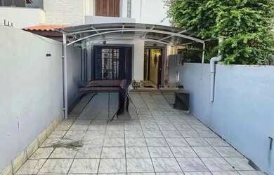 Imagem: A casa possui 2 Dormitórios, 2 Banheiros, 2 Vagas na garagem