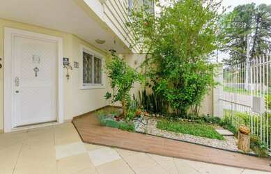 Imagem: A casa possui 3 Dormitórios, 2 Banheiros, 3 Vagas na garagem