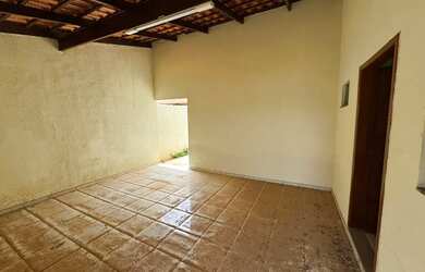 Imagem: A casa possui 3 Dormitórios, 2 Banheiros, 2 Vagas na garagem