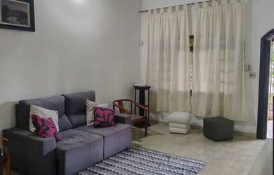 Imagem: A casa possui 4 Dormitórios, Acomodam 10 pessoas, 2 Vagas na