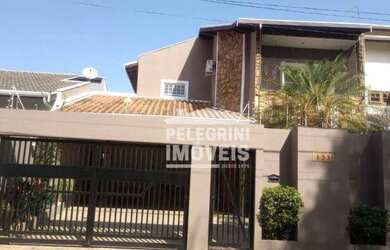 Imagem: A casa possui 3 Dormitórios, 1 Banheiro, 2 Vagas na garagem