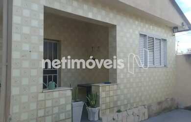 Imagem: A casa possui 4 Dormitórios, 2 Banheiros, 2 Vagas na garagem