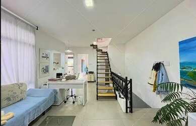 Imagem: A casa possui 3 Dormitórios, 5 Banheiros, 2 Vagas na garagem