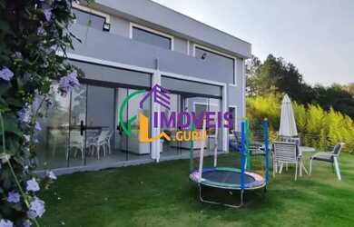 Imagem: A casa possui 3 Dormitórios, 3 Banheiros, 4 Vagas na garagem