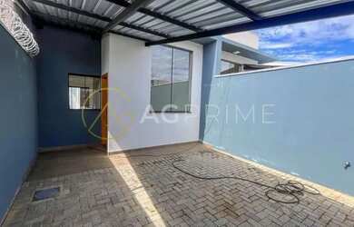 Imagem: A casa possui 3 Dormitórios, 2 Banheiros, 2 Vagas na garagem