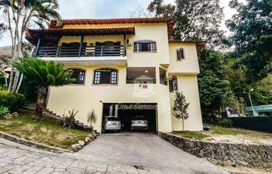 Imagem: A casa em condomínio possui 4 Dormitórios, 5 Banheiros, 3