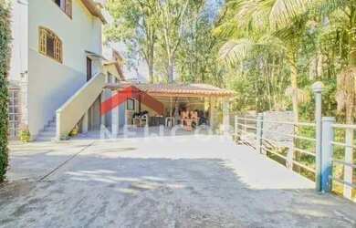 Imagem: A casa possui 4 Dormitórios, 5 Banheiros, 5 Vagas na garagem