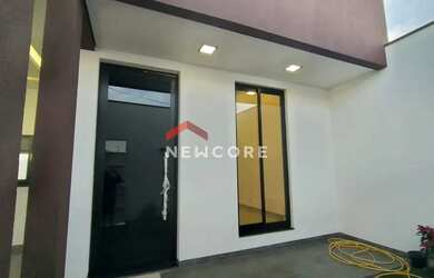 Imagem: A casa possui 3 Dormitórios, 1 Banheiro, 2 Vagas na garagem