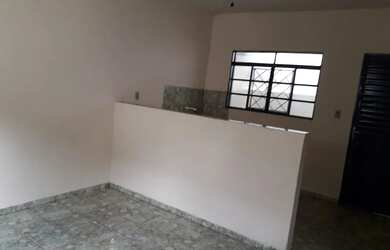 Imagem: A casa possui 2 Dormitórios, 1 Banheiro, 1 Vaga na garagem