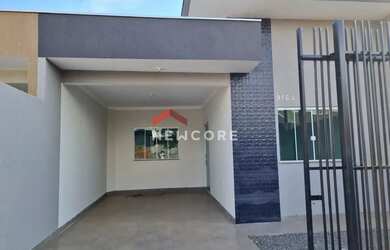 Imagem: A casa possui 3 Dormitórios, 2 Banheiros, 2 Vagas na garagem