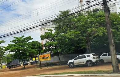 Imagem: O depósito possui 5 Vagas na garagem e 2400m² de Área e está