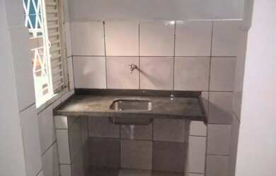 Imagem: Alugo casa nos fundos com 3 cômodos 1 quarto sala banheiro