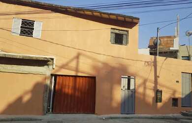 Imagem: A casa possui 1 Dormitório, 1 Banheiro, 1 Vaga na garagem e