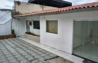 Imagem: A casa possui 5 Dormitórios, 4 Banheiros, 2 Vagas na garagem