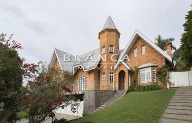 Imagem: A casa possui 4 Dormitórios, 5 Banheiros, 5 Vagas na garagem