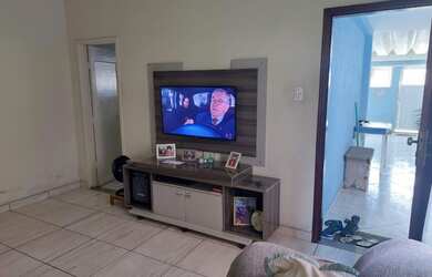 Imagem: A casa possui 3 Dormitórios, 2 Banheiros, 3 Vagas na garagem