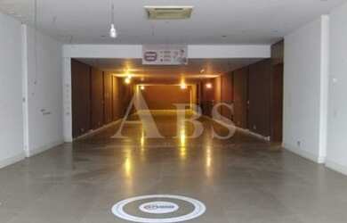 Imagem: O depósito possui 5 Vagas na garagem e 405m² de Área e está