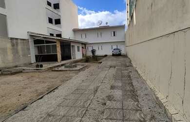 Imagem: A casa possui 4 Dormitórios, 3 Banheiros, 5 Vagas na garagem