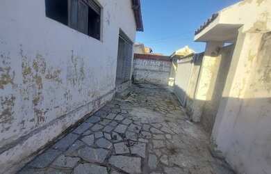 Imagem: A casa possui 2 Dormitórios, 1 Banheiro, 1 Vaga na garagem