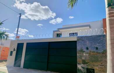 Imagem: A casa possui 3 Dormitórios, 3 Banheiros, 4 Vagas na garagem