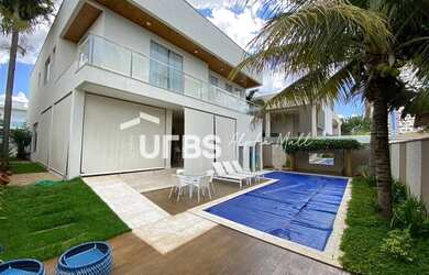 Imagem: A casa em condomínio possui 4 Dormitórios, 5 Banheiros, 3