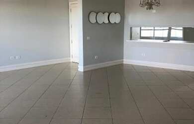 Imagem: O apartamento possui 3 Dormitórios, 1 Banheiro, 2 Vagas na