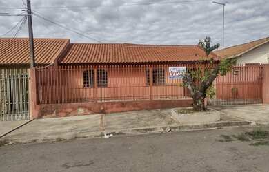 Imagem: A casa possui 1 Dormitório, 2 Banheiros, 2 Vagas na garagem