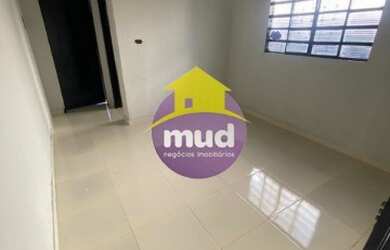 Imagem: A casa possui 2 Dormitórios, 2 Banheiros, 2 Vagas na garagem