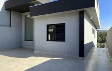 Imagem: A casa possui 3 Dormitórios, 2 Banheiros, 3 Vagas na garagem