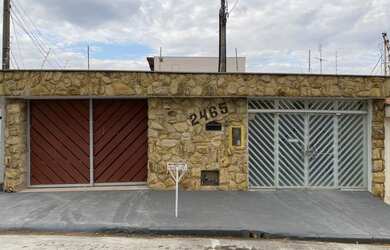 Imagem: O depósito possui 3 Vagas na garagem, 235m² de Área e está