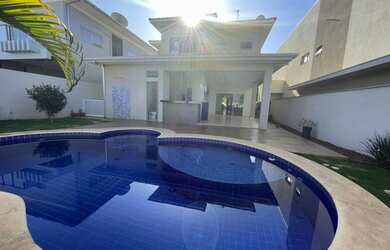 Imagem: A casa em condomínio possui 3 Dormitórios, 4 Banheiros, 3