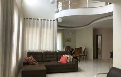 Imagem: A casa possui 4 Dormitórios, 4 Banheiros, 2 Vagas na garagem